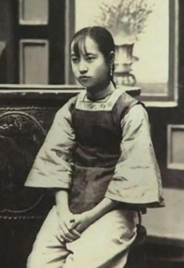 1904年，通房丫李氏，站着侍奉丈夫与正妻长达33年。这日，她正在盛饭。谁知，管