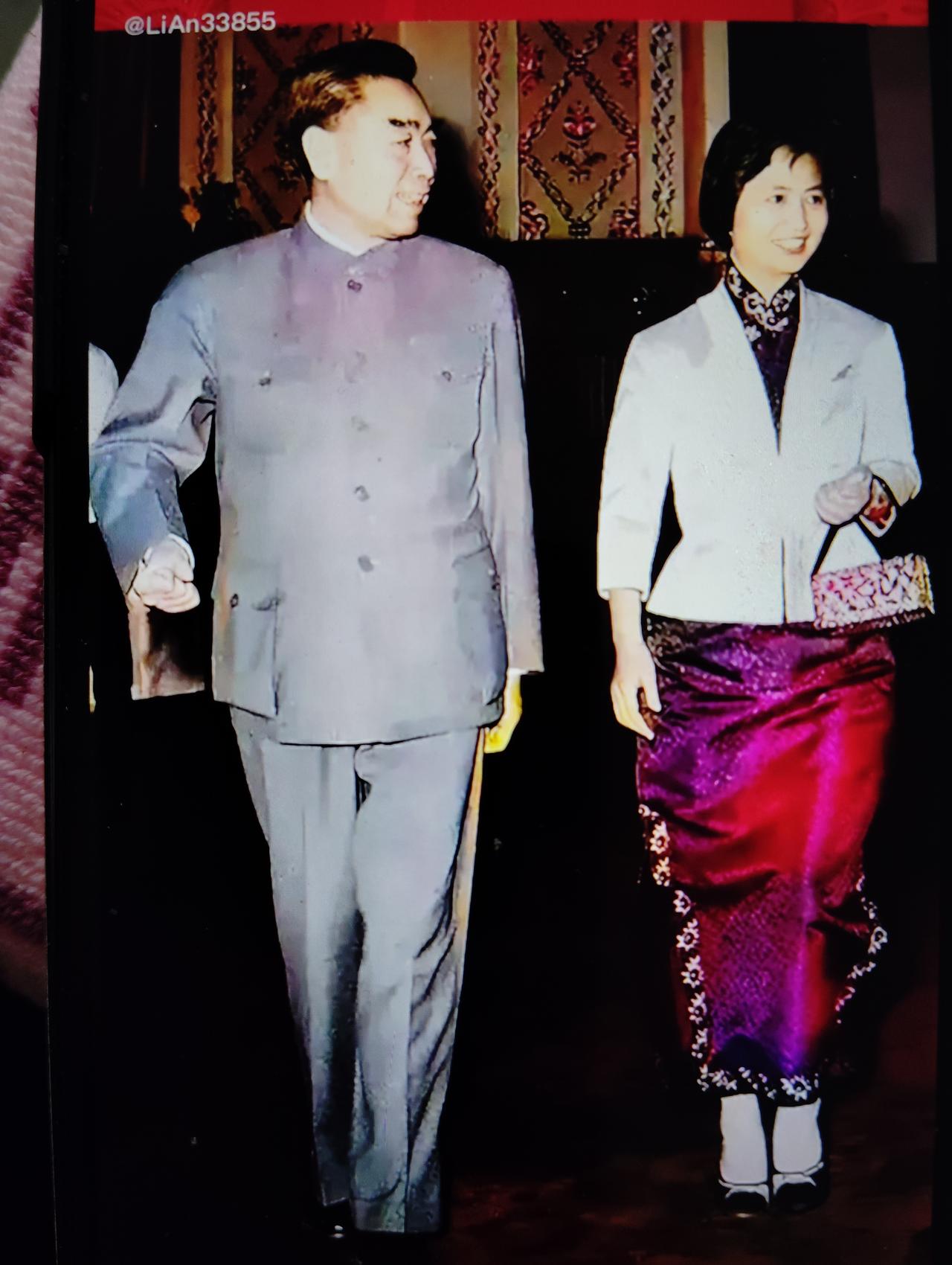 又一張珍貴曆史照片，漂亮女士與敬愛的周總理同框，笑的那麼開心甜蜜，周總理側看著美