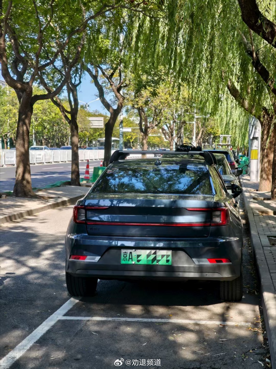 居然在北京偶遇了一辆极星2，而且看这个颜色应该不是租车公司的车[流鼻血]据说极星