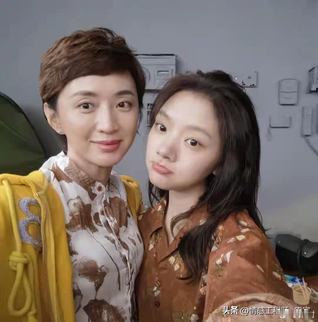 张澍和任敏同框，她也曾和董璇合影。她既没有任敏的可爱也没有董璇的美丽，不过看得出