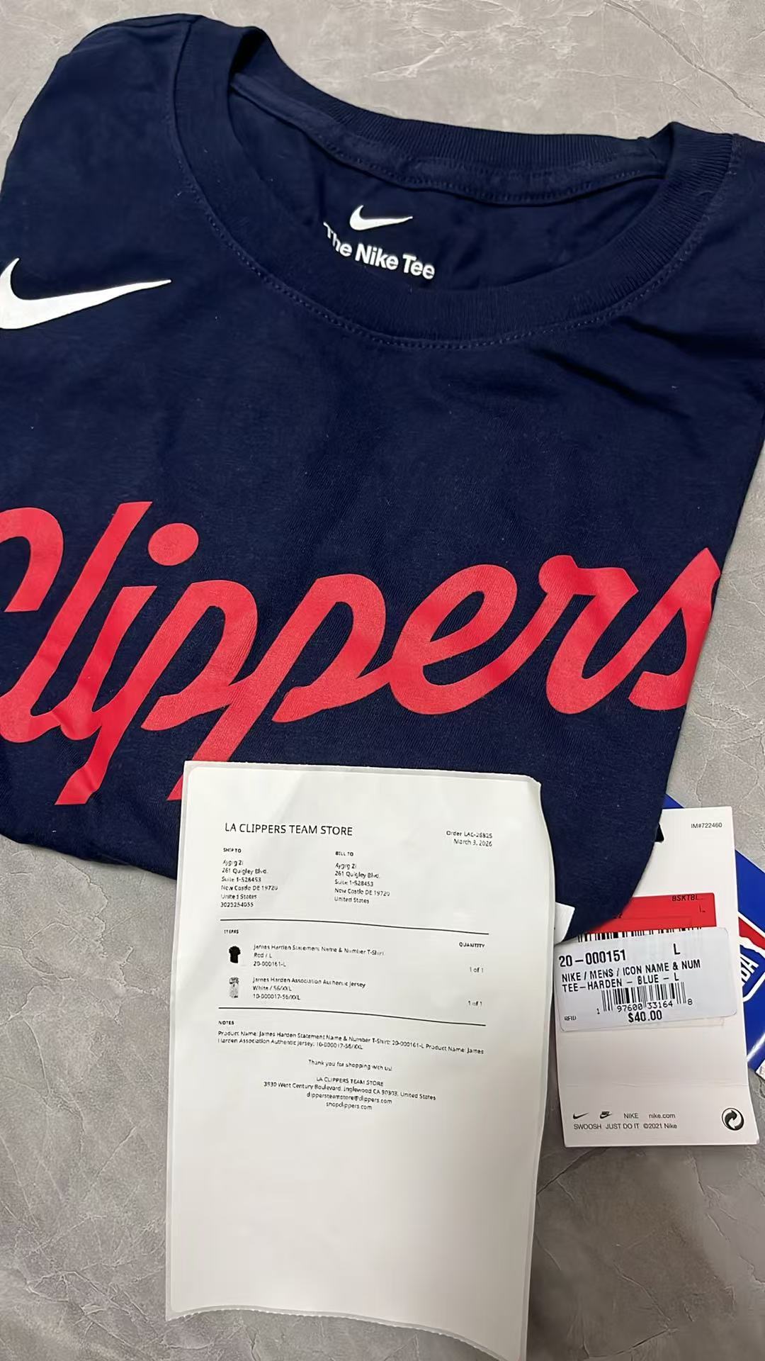 ▲有机会在季后赛开始前抽奖，这次准备了2套短袖