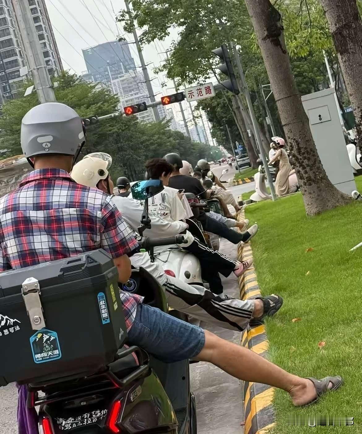 没有一个中国人看到台阶能忍住不放脚上去！