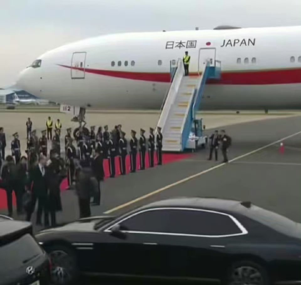 日本飞机上的三个大大的汉字“日本国”日本这么排华，为什么不放弃使用汉字呢 ​​​