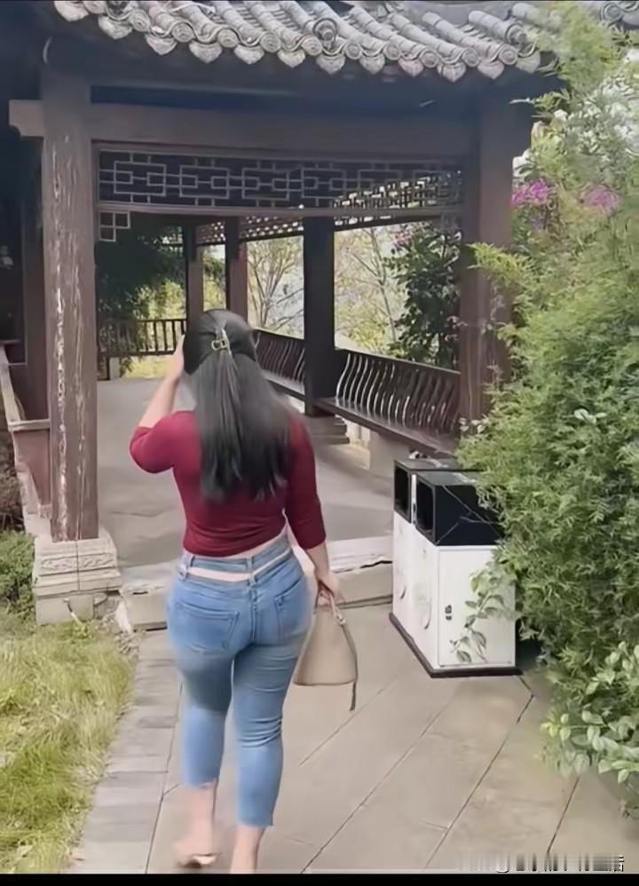 穿牛仔裤的女人
都不是好女人
都色
都有一颗不安分的心
女人为什么那么喜欢穿牛仔