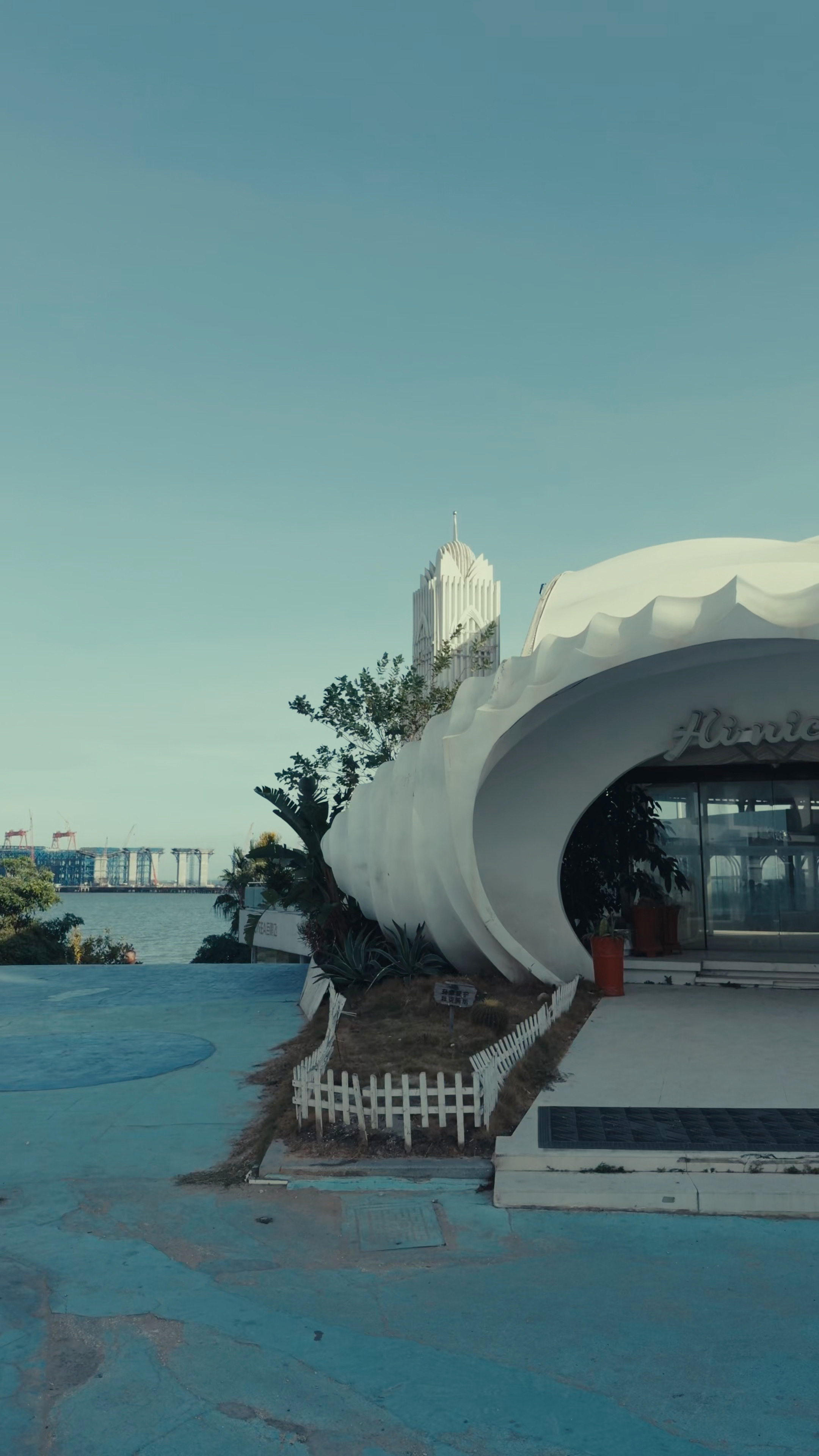 厦门今天很好，很适合在海边呆着喝咖啡 ​​​