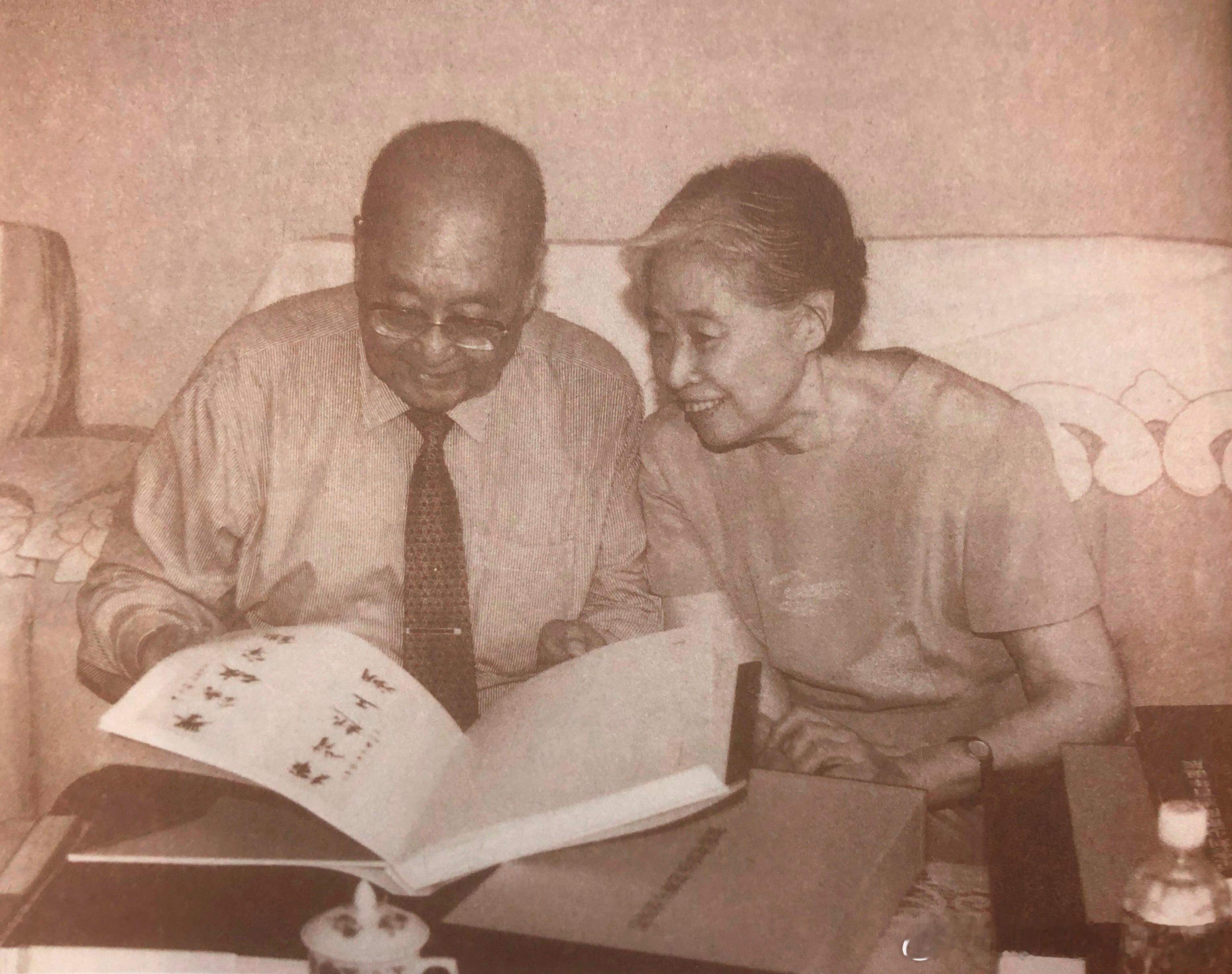 王光美和六哥王光英一起翻看纪念刘少奇百年诞辰的画册历史影像