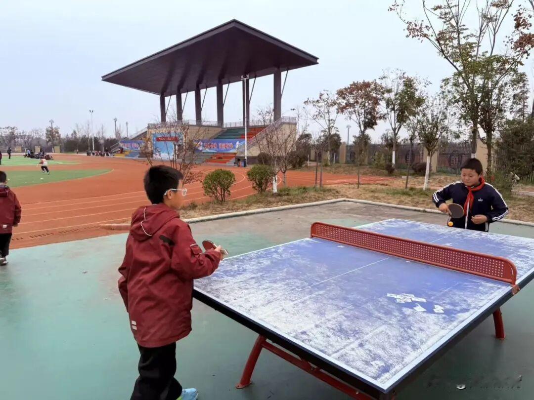 近日，西安高新教育集团汉中兴汉新区实验小学在学校乒乓球场举行秋季校园乒乓球比赛，