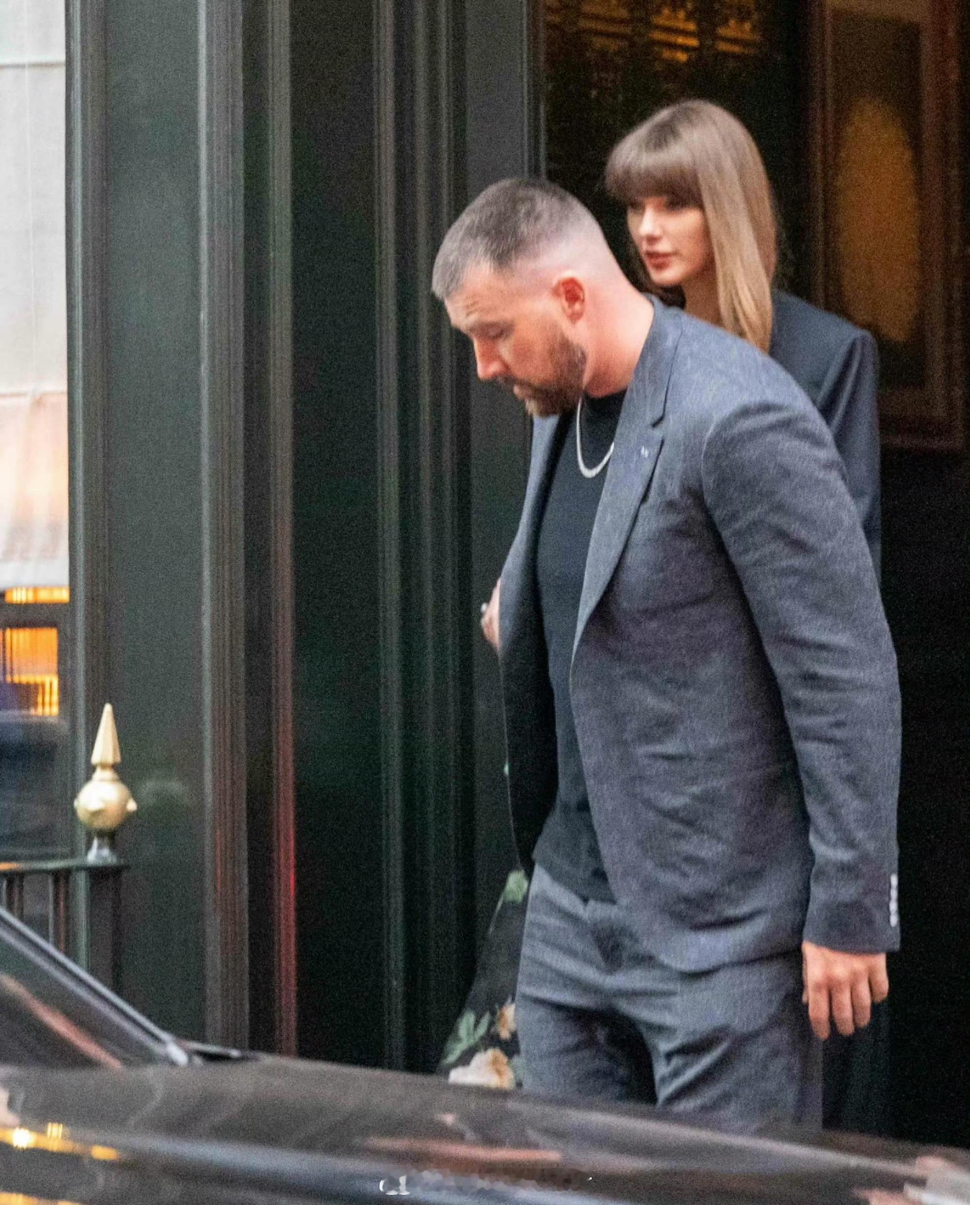 霉霉与未婚夫伦敦牵手街拍即将举行婚礼的 Taylor Swift & Travi