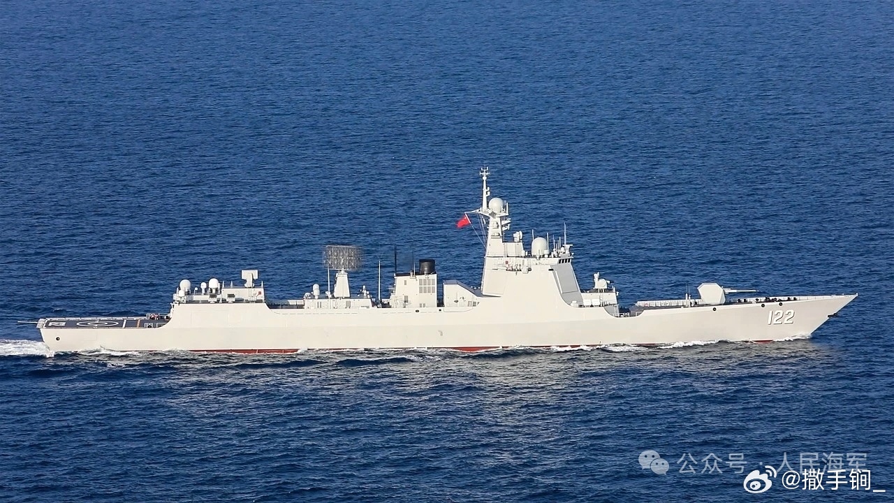 122唐山舰在亚丁湾演练 