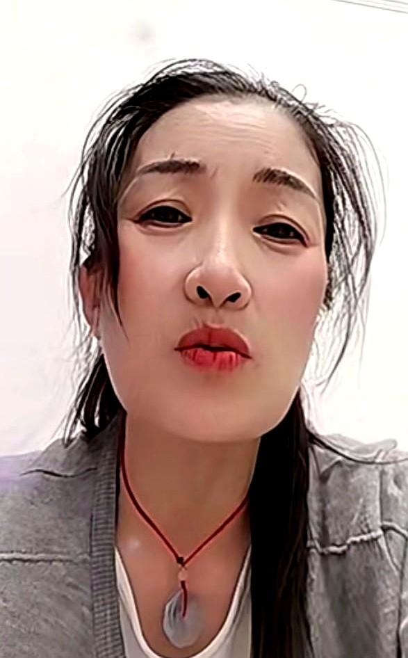 袁红这波流量简直是“平地一声雷”！

现在网上吵翻了——有人说她流量直接压过安万