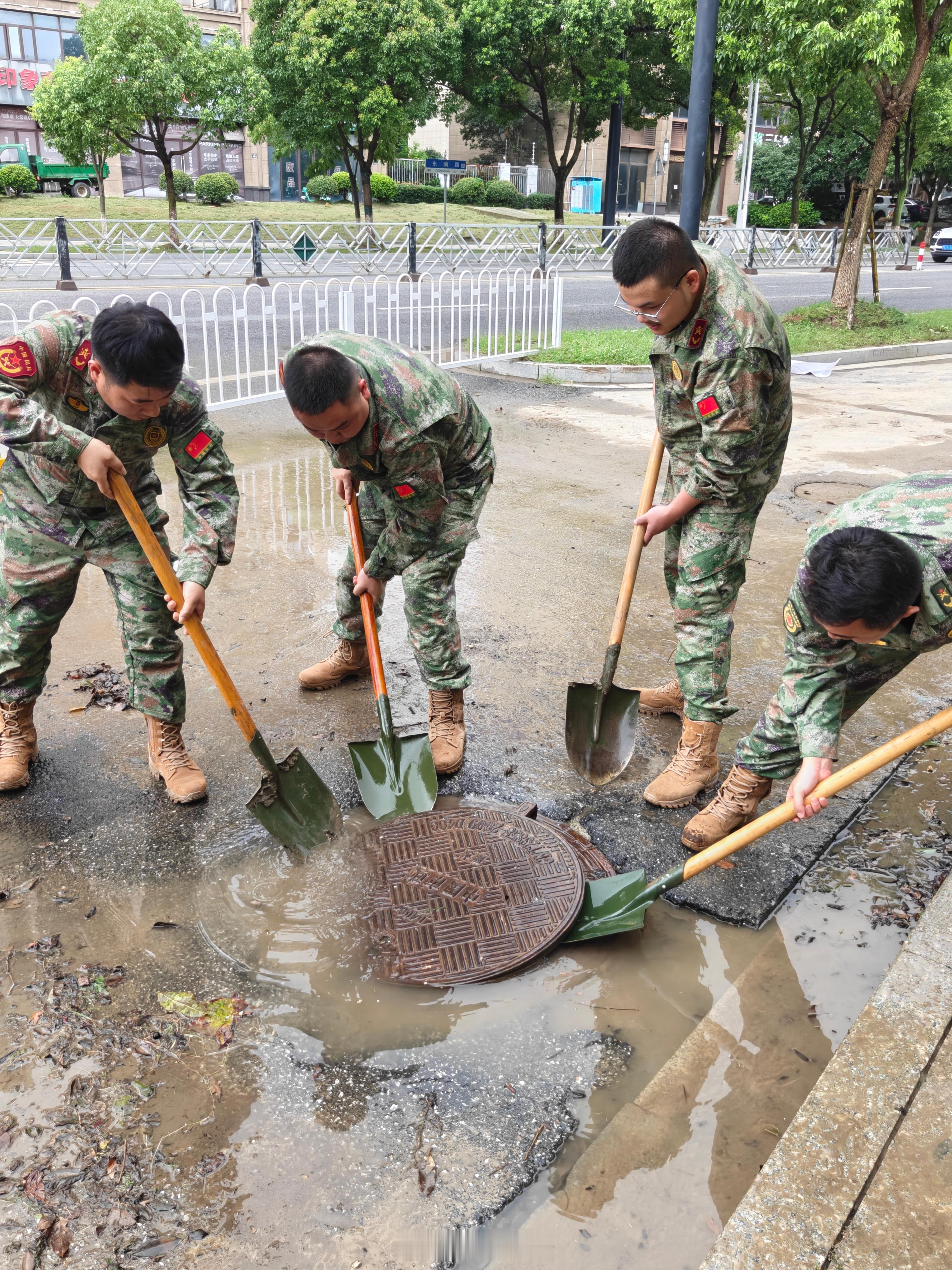 【民兵奋战清淤一线】受连日强降雨影响，浙江省湖州市南浔区部分低洼路段严重内涝，路