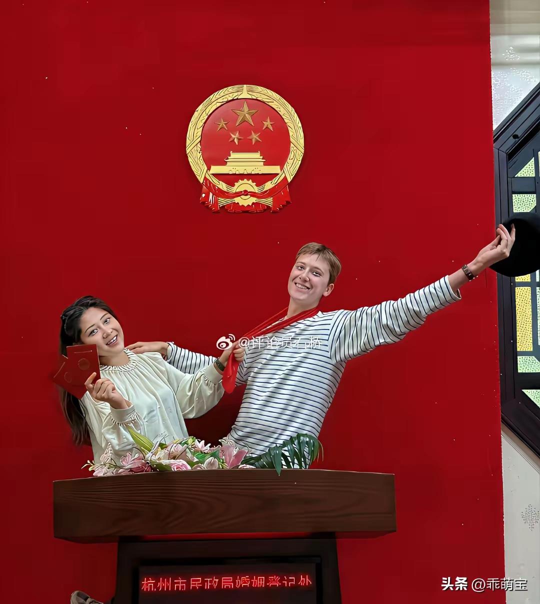 以前是姑娘哭着求父母成全嫁出国，现在是洋女婿争着办手续留中国，这世道早变了。
 