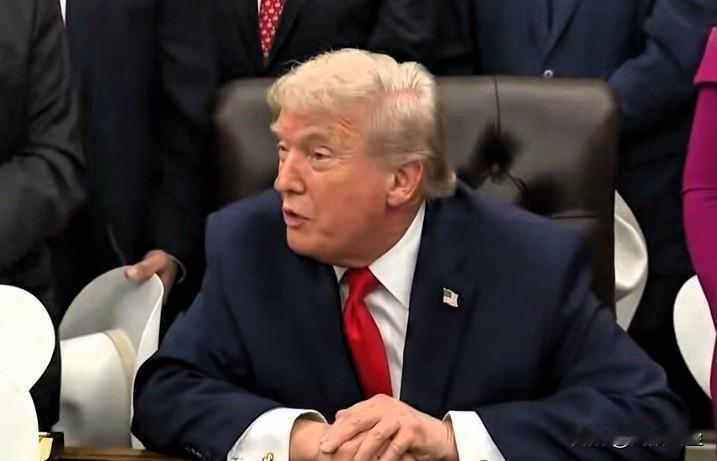 记者:“今天公布了一些关于爱泼斯坦的新照片，照片里有你、比尔·克林顿和史蒂夫·班