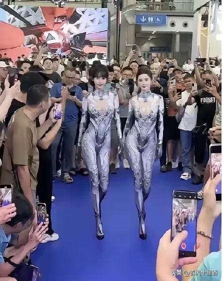 现在的机器人发展太猛了，都全然化作真人模样，比真人还靓丽！就说那个98年哥大博士