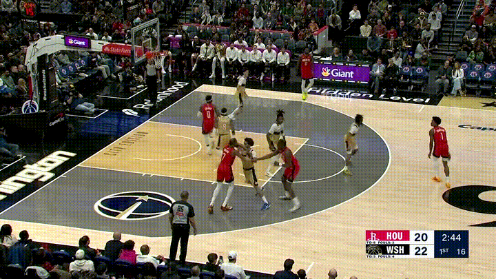 火箭超级球星杜兰特真是越老越嚣张！在今天火箭客场挑战奇才的比赛中，当时比赛进行到