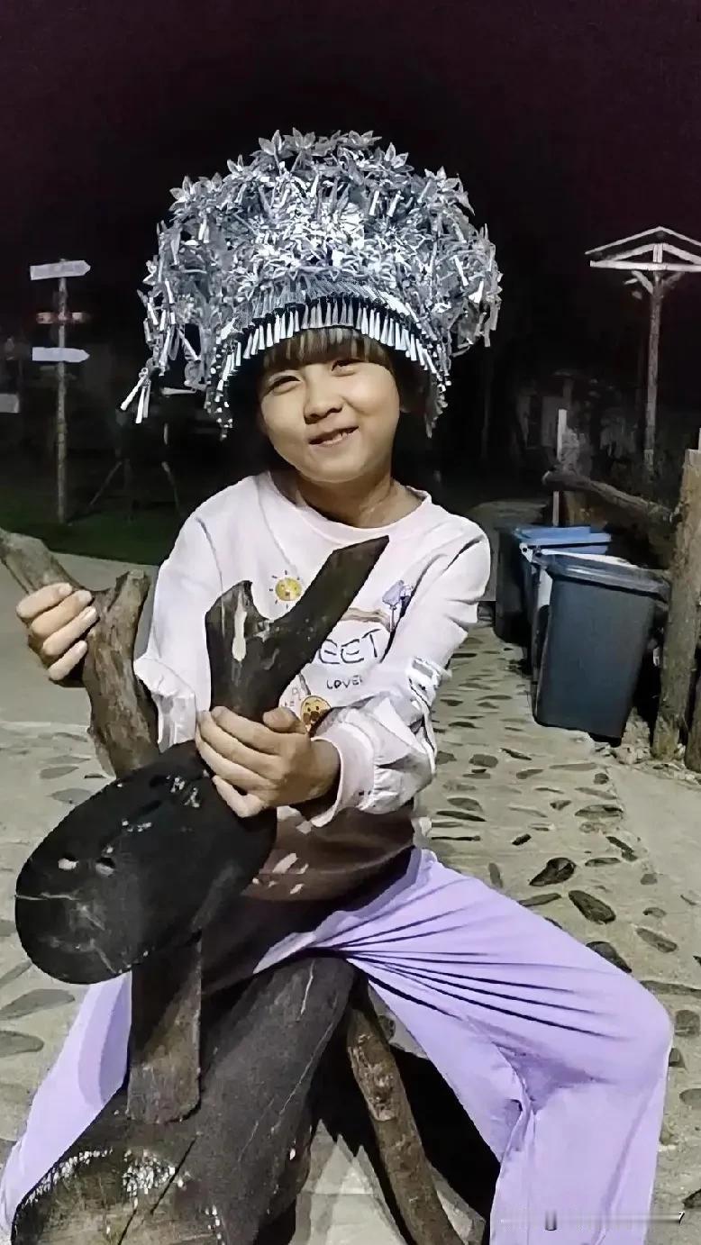 
昨天晚上带小家伙去我们本地的莫瑶古寨去玩了一下。
因为白天我要上班，晚上不知道