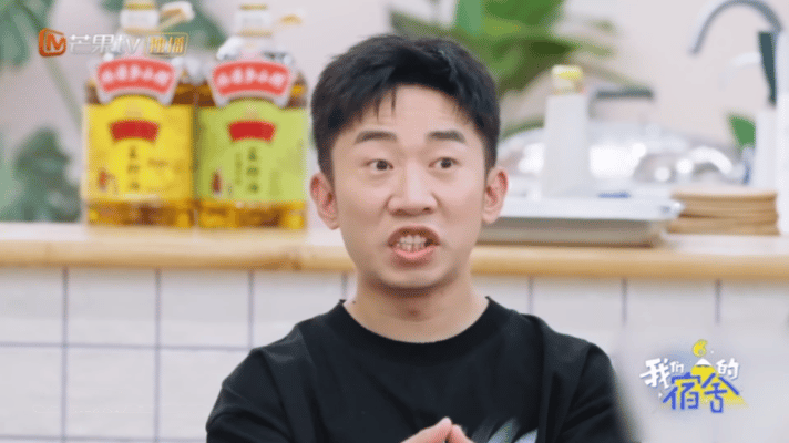 丁程鑫要让身体知道谁是主人丁程鑫听到孟子义扁桃体发炎甚至一度需要做手术的事情，丁
