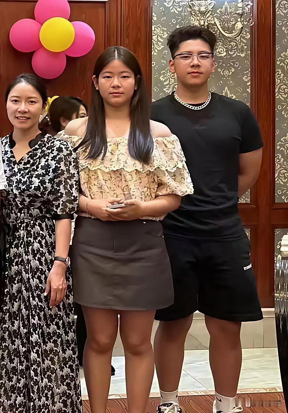 郭涛一家现身阿那亚，14岁女儿身高近180cm，与哥哥石头共用一张脸！[赞][赞