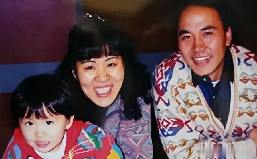 很多网友质疑郎平不爱国，女儿是美国年轻时交往的男朋友也都是老外，其实郎平2次为中