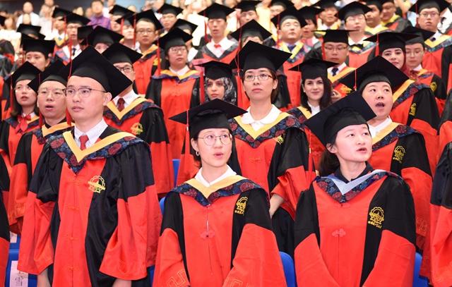 中国博士的苦，不只在读博时。有校长直言，不少博士生像“乞丐一样做研究”，月收入仅