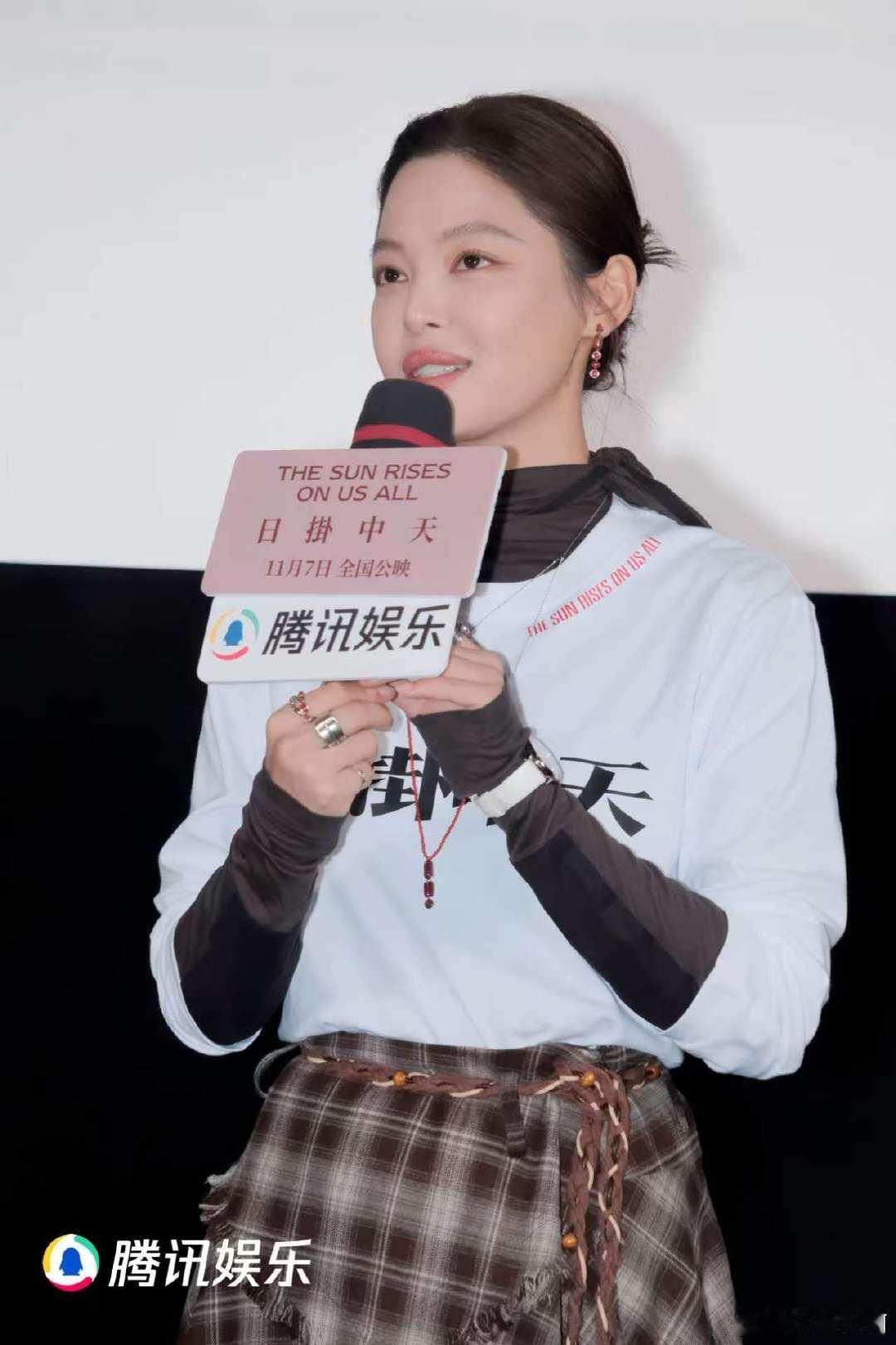 辛芷蕾直播带货不像演的 没有凭空的生动，只有背后的用功。辛芷蕾从线下卖衣人到线上