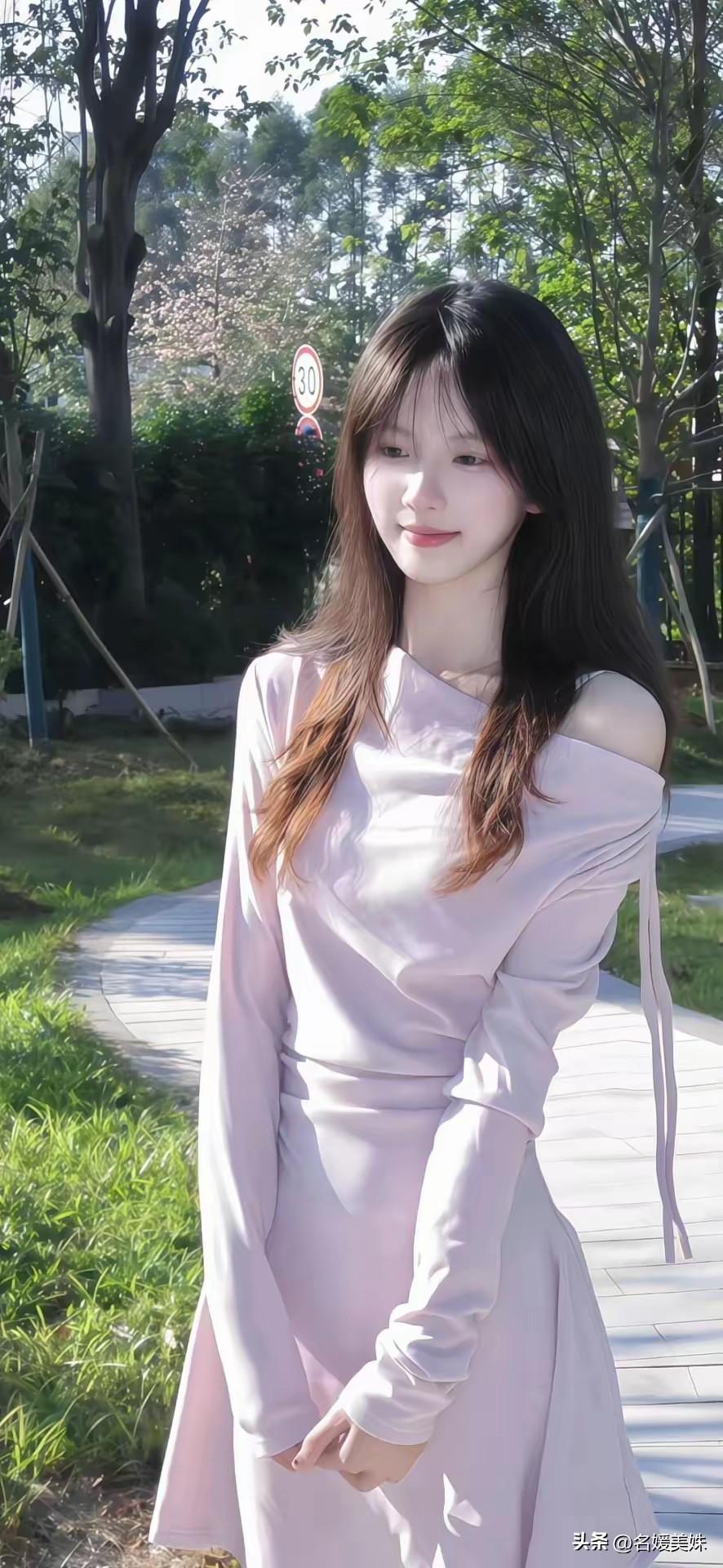 我对你没有任何要求，我只对我爱的人有要求，只要你不靠近我，我的要求就落不到你头上