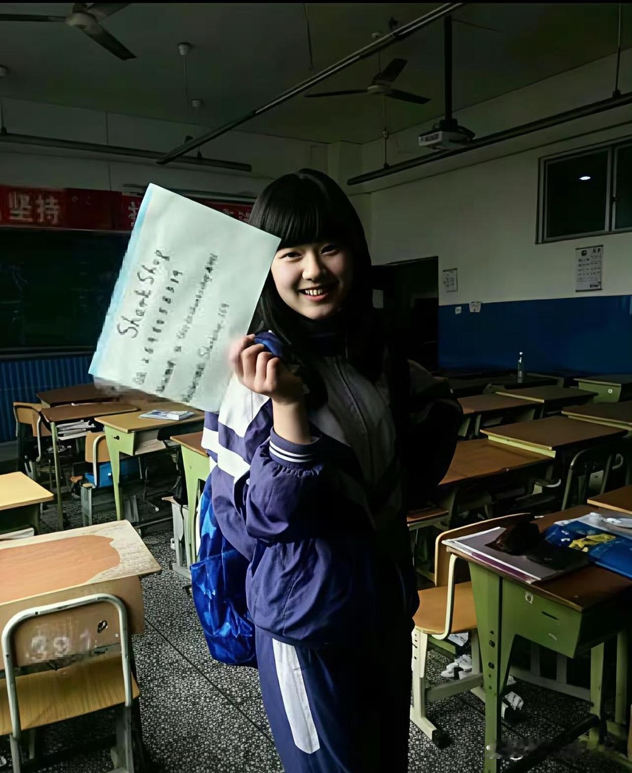 赵露思中学时期照片，这长相至少是个班花了吧 