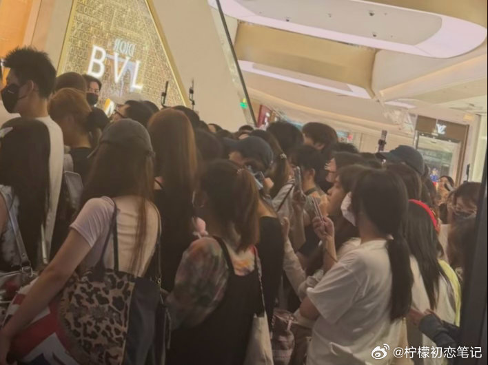 宁艺卓深圳应援排面宁艺卓深圳应援粉丝为宁艺卓深圳活动筹备的应援排面格外出圈，商圈