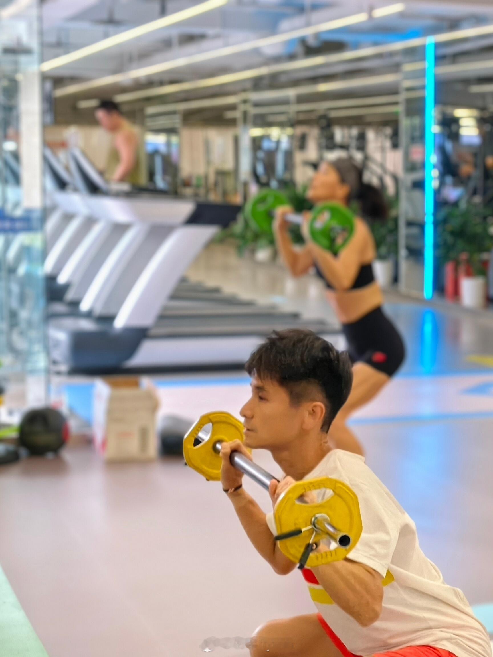 跑步[超话]  今日份午间体能训练剪影[么么哒]越努力越幸运健身体能训练  ​​