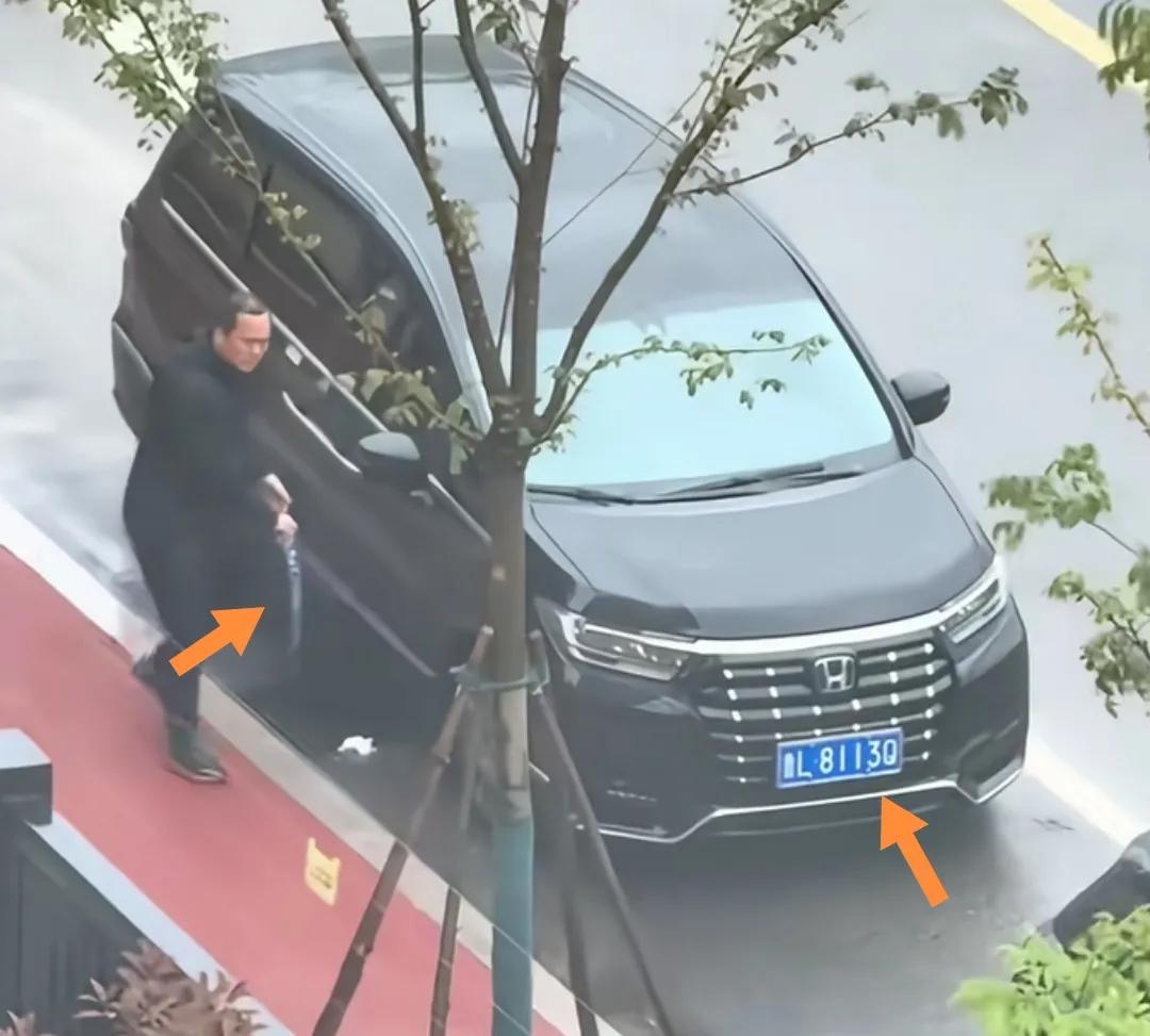 马路边一黑衣男“换车牌”81130变成RS293。
（为安全得曝光，若请告知即删