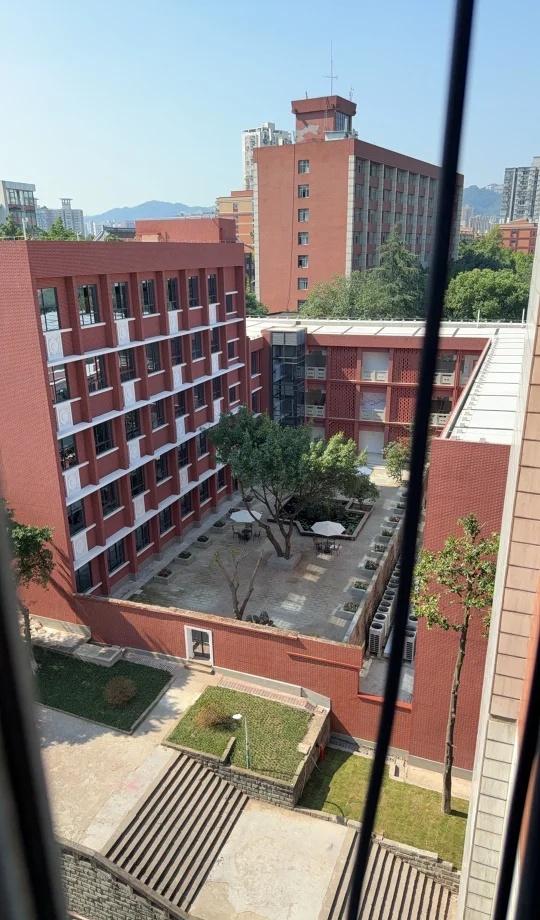 重大B区图书馆也改造完成啦
拥有重大B区统一赛季主题皮肤
加强建筑在B区的地位