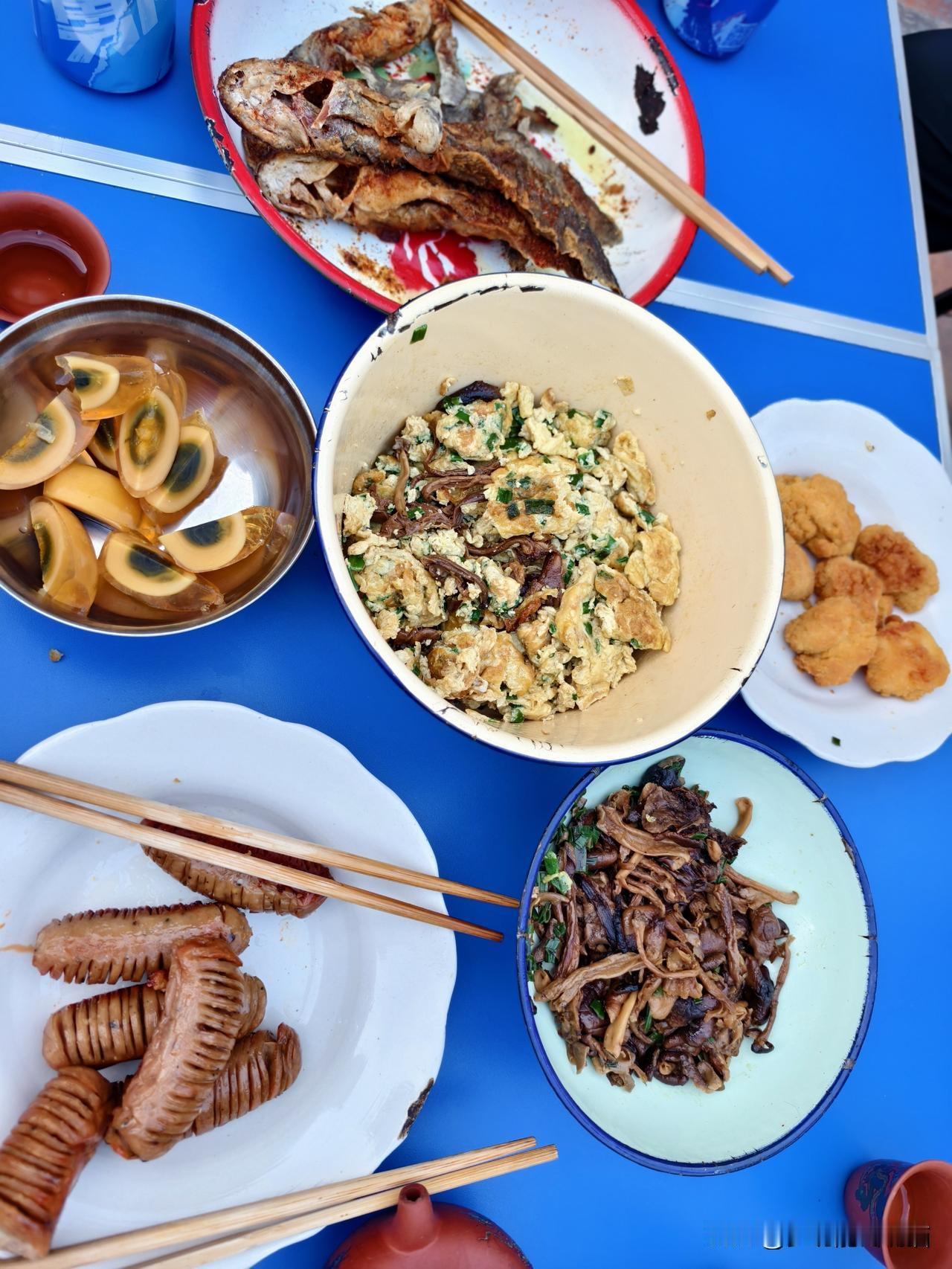 夏日生活打卡记 山西偏关特色“朋锅饭”
今年生意不太好，顾客缝了衣服，送来些正宗