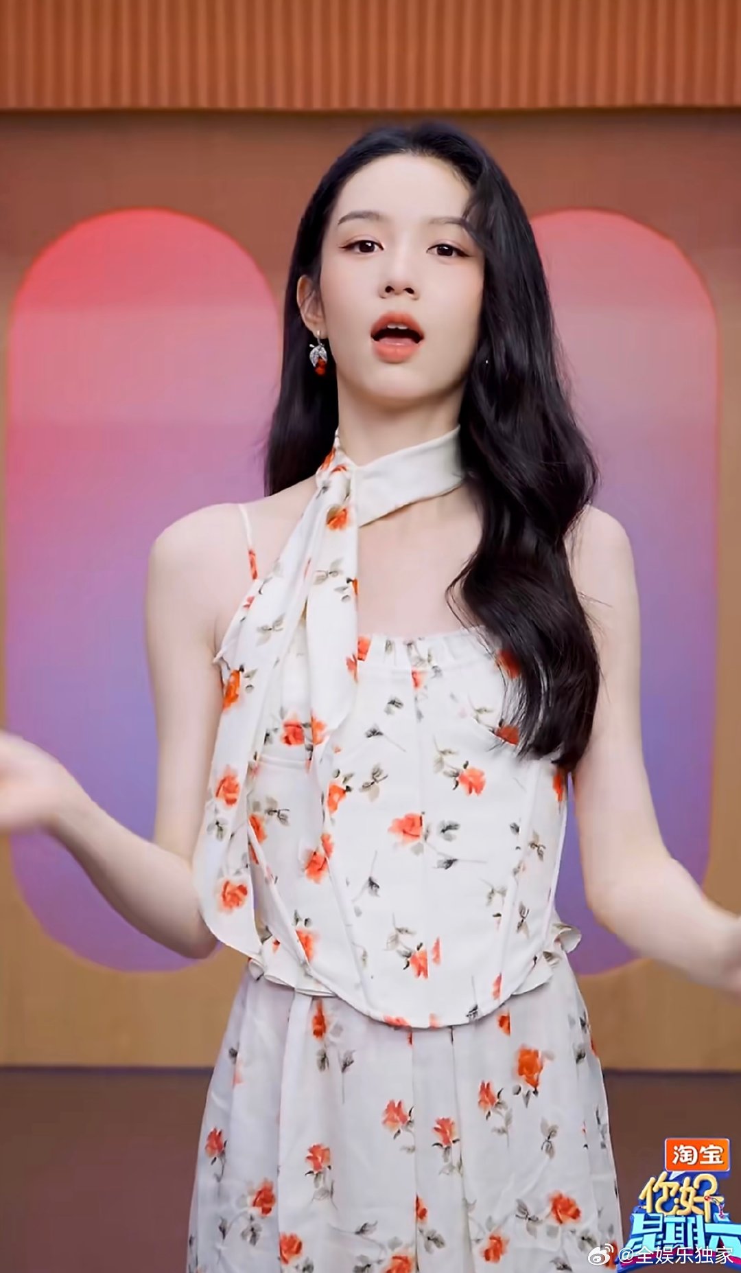 周也翟潇闻cha了浴室摇转场 周也翟潇闻的浴室摇也太好嗑了，身高差+氛围感，直接