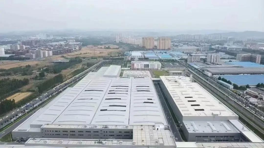 吉利济南基地原先设计是年产10万辆，不过现在已经快年产20万辆了，等smart投