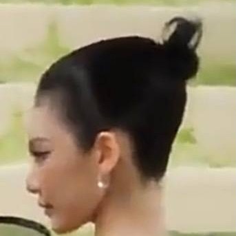 本来不想发的 觉得大家都笑完一轮了，但是太搞笑了，有人给我形容这个发型/造型：那