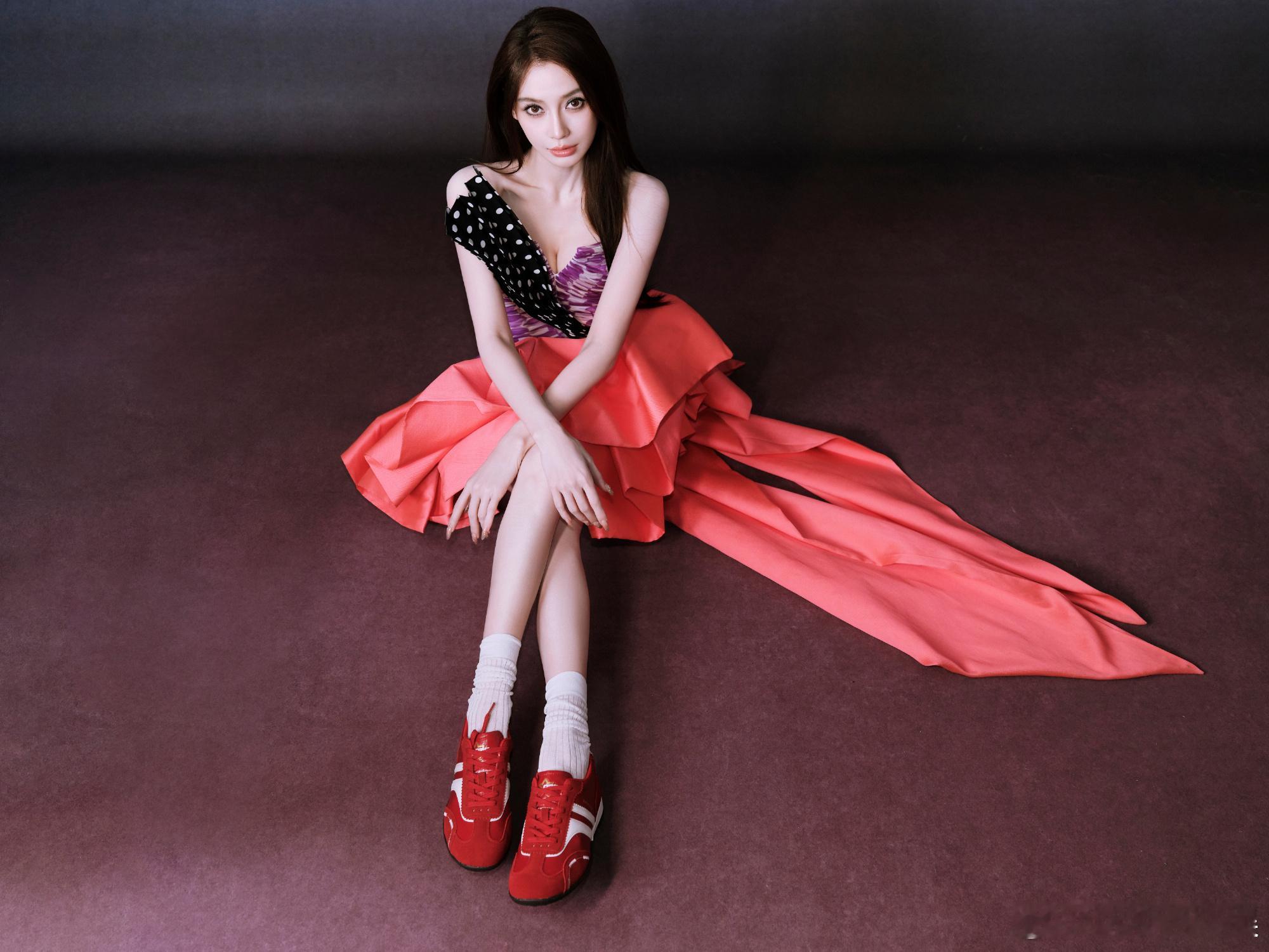 高定设计师不满angelababy穿礼服卖便宜鞋 近日，angelababy穿了