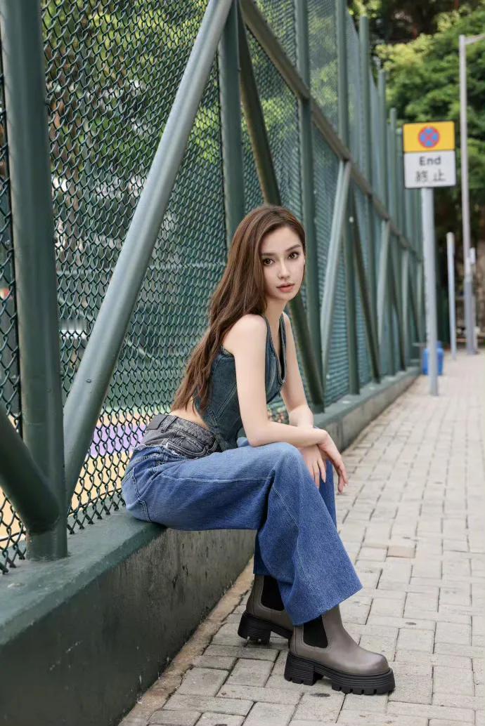 Angelbaby最新的照片来了，牛仔裤，灰色吊带，都特别好看，很少女。#大美女