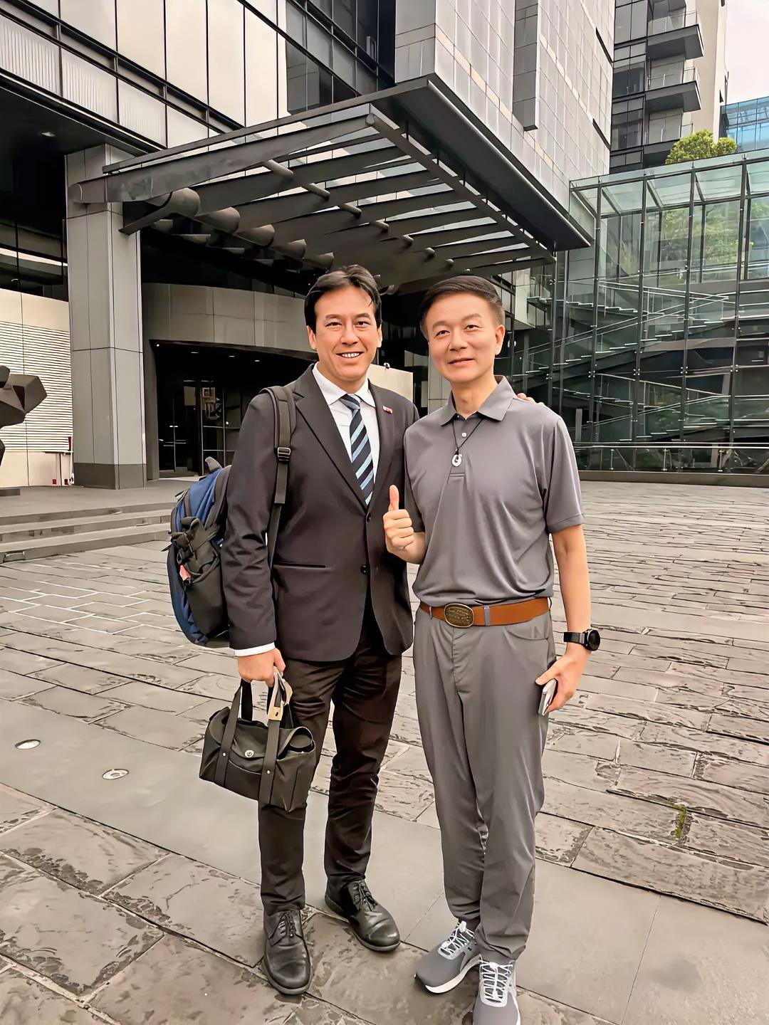 他们从“蓝”到“绿”，
他们为了一己经济私利，
充当民进党的爪牙，
他们臭味相投