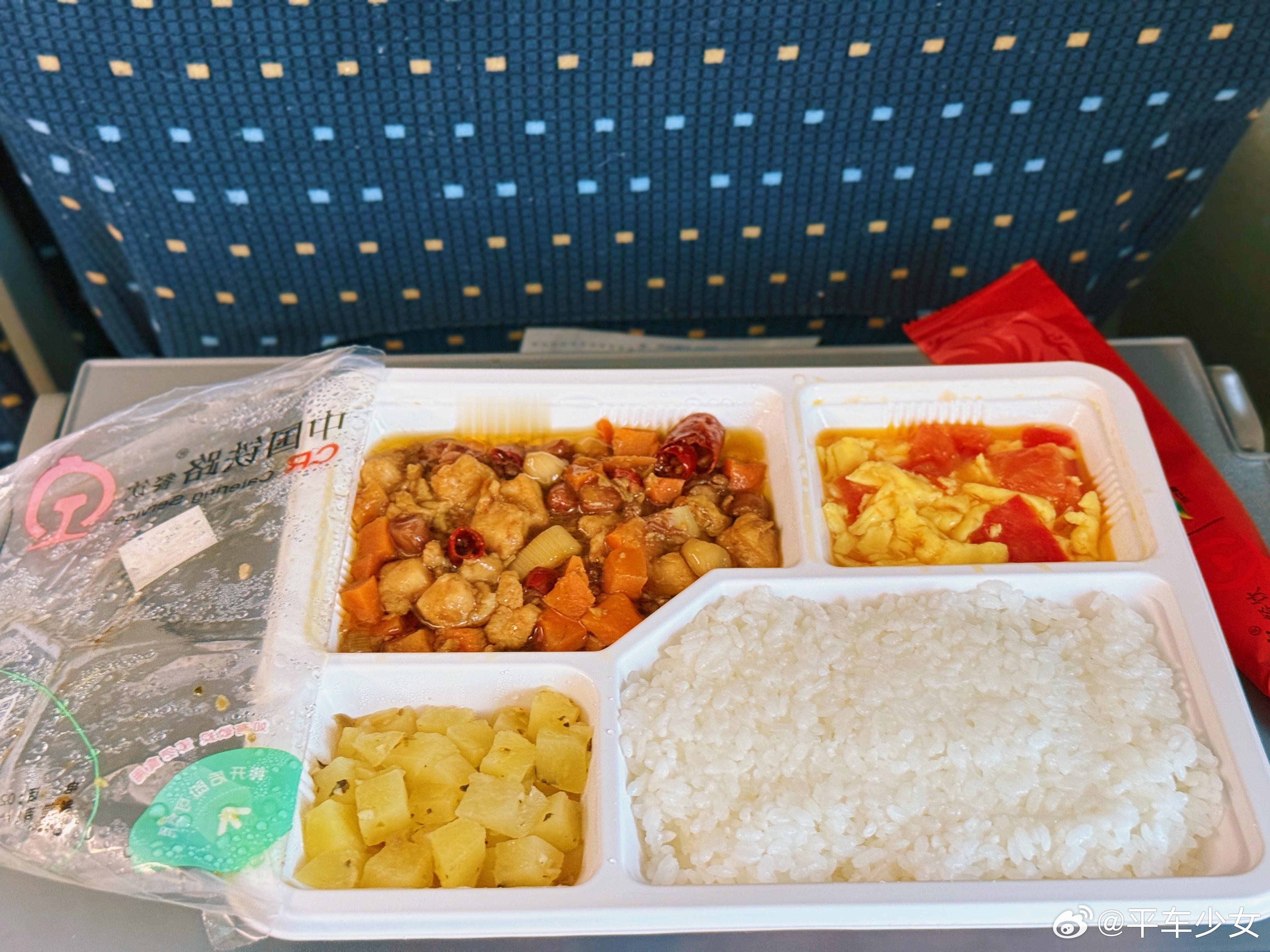 忙里偷闲的回趟陕西嘿嘿，猜一下这顿高铁饭多钱？[二哈] ​​​