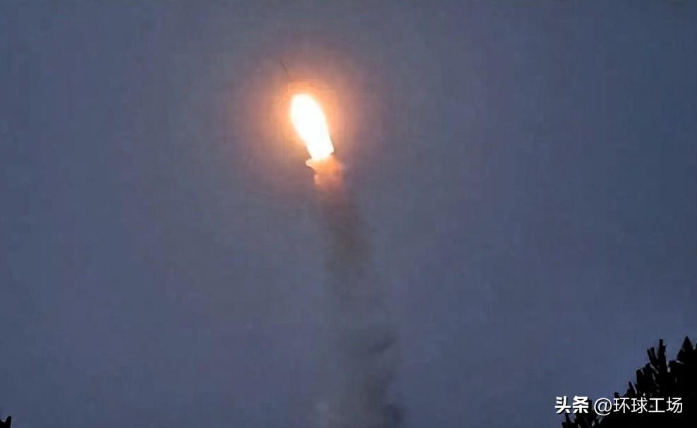 炸！炸！炸！刚过午饭点，朝鲜给周边邻居送上一出“钢铁暴雨”。

3月14日13时