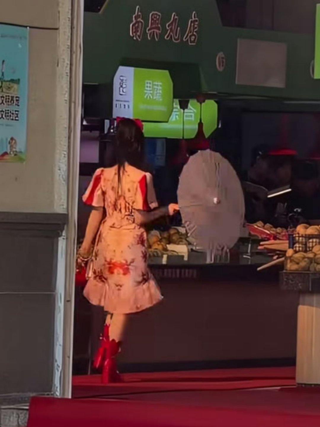 虞书欣菜市场红毯 95普花虞书欣在录制综艺时走菜市场红毯。被网友调侃：“vogu