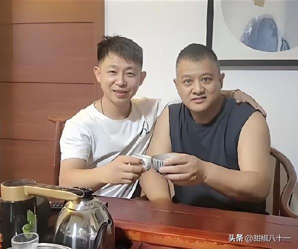 寇占文，有多拼？

名义上他是吴京的师兄，

可在拍戏对各种武打效果的要求比吴京