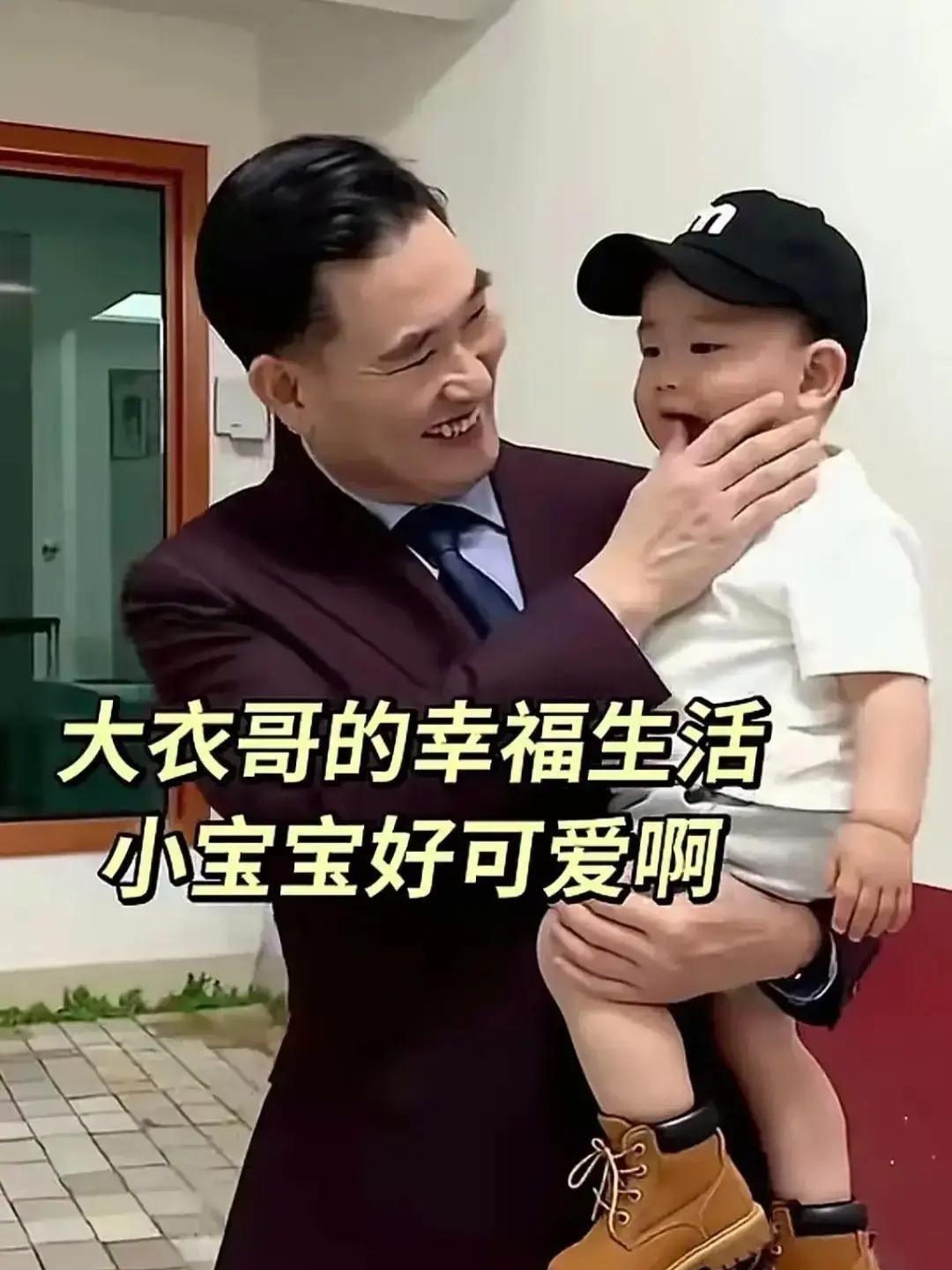 很多人笑话大衣哥土，其实人家活得比谁都通透。
 
男人有钱就飘，换车换房换老婆，