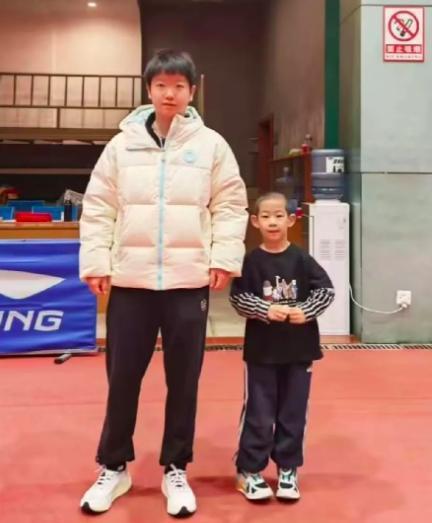 16天不见，孙颖莎新造型引爆全网！河北集训瘦了短发萌翻了
好家伙，孙颖莎这是玩起