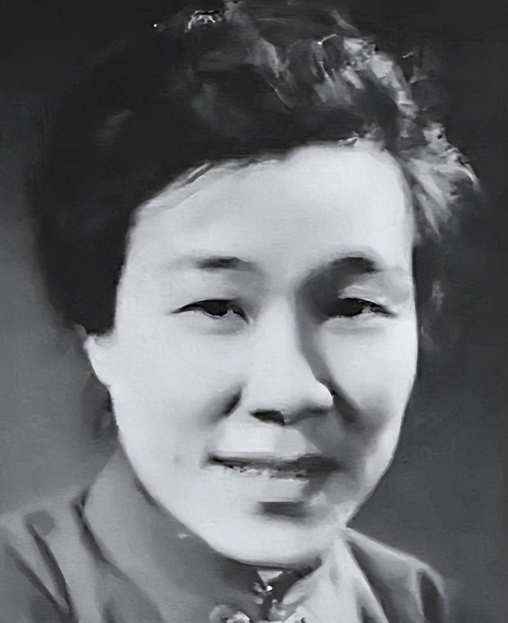 50年代，沙玉华年轻时，一张罕见的留影，这张黑白照片是青年时期的沙玉华，拍摄于上