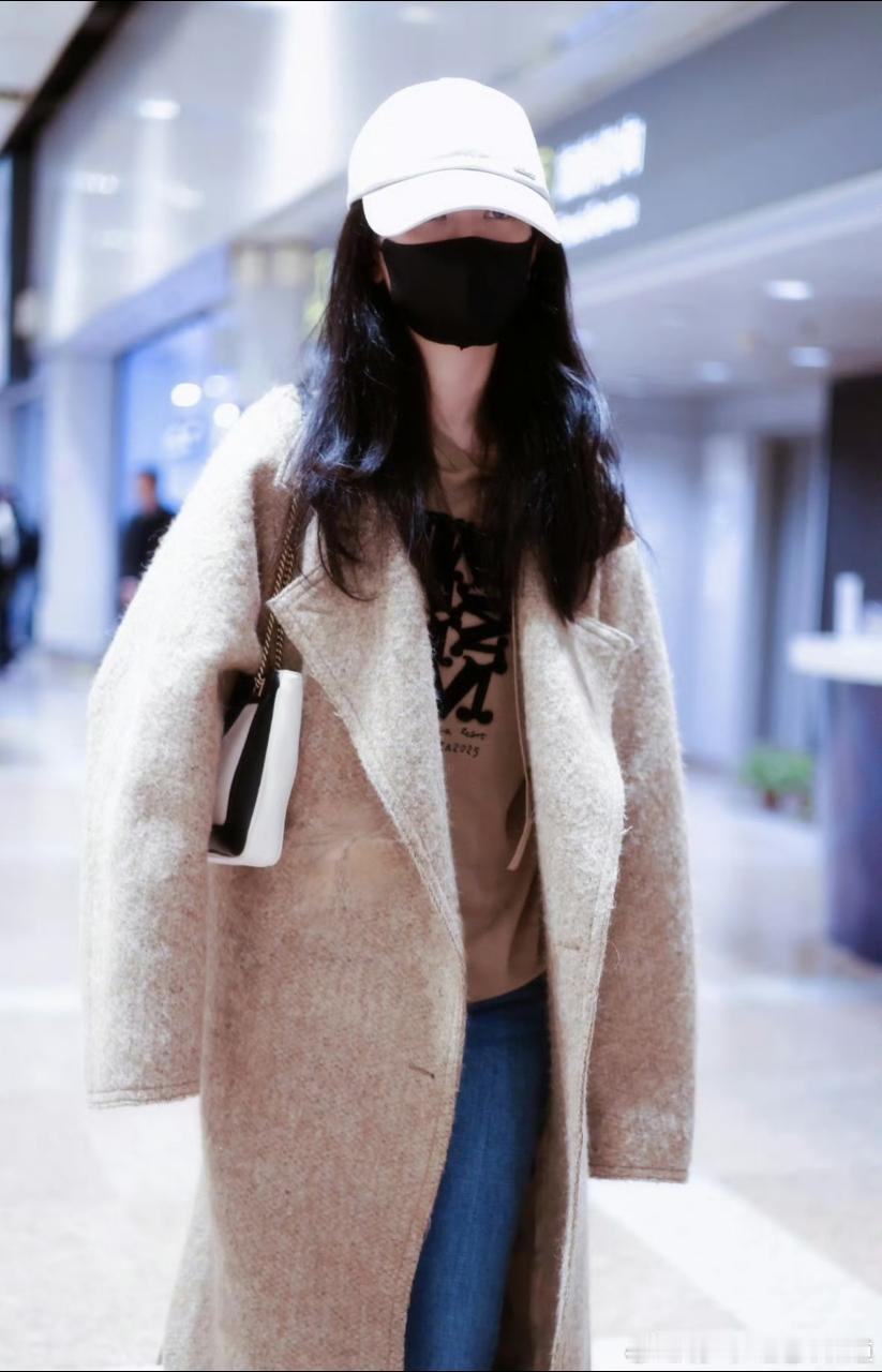 冻手手，所以把手缩了起来 