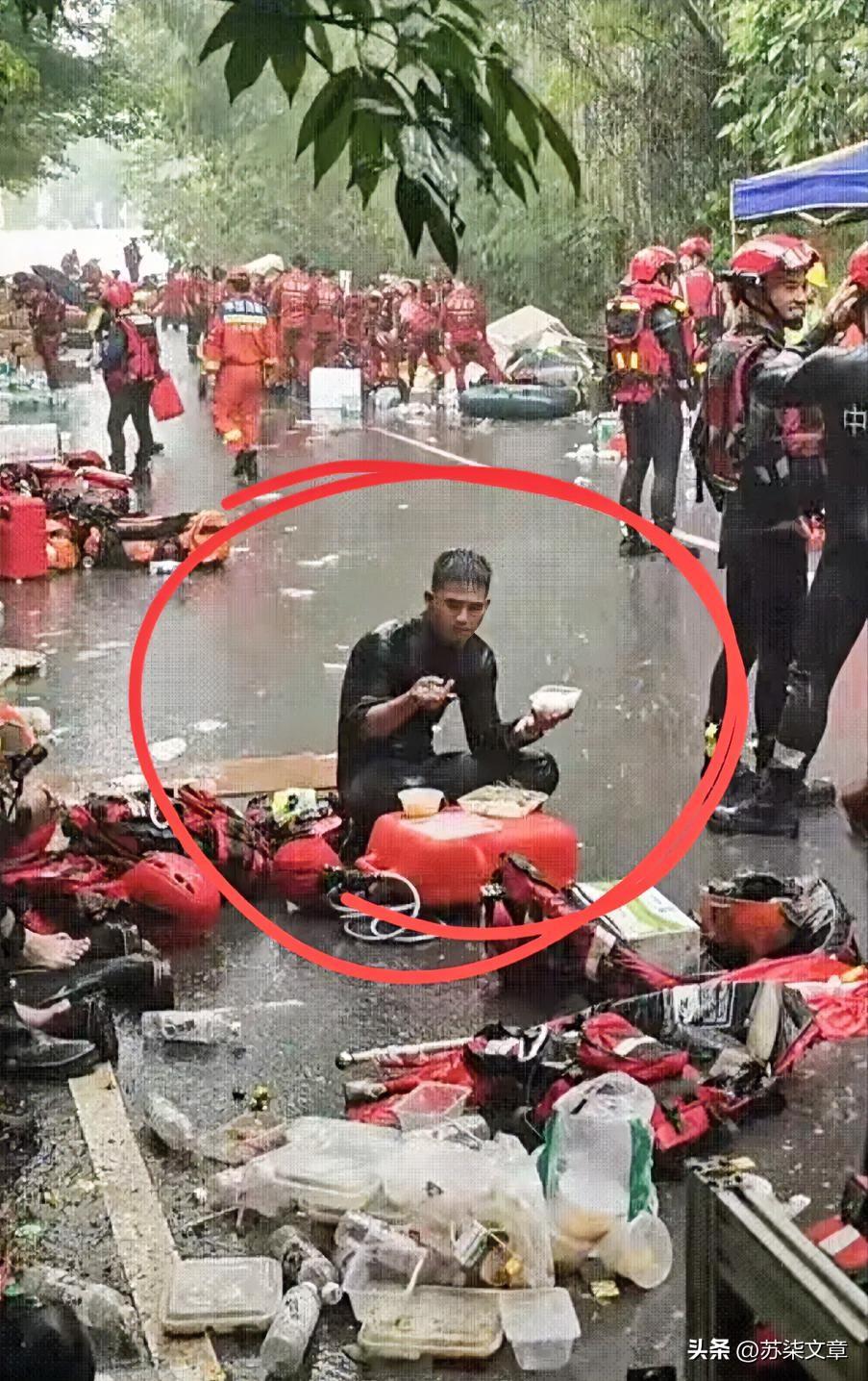 “泪目了”消防战士盘腿坐在地上吃饭，老天爷偏在这个时候又开始肆虐，雨又哗啦啦地下
