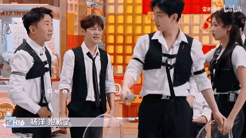 何老师兼职太难了，摊上这么两个人[捂脸]

好家伙，何老师还真是左右为难，一个死