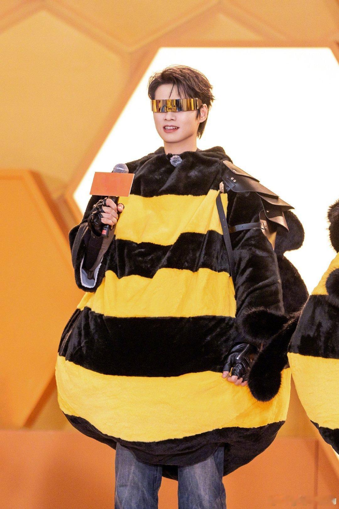 魏大勋一上红毯就开大周五晚高疯 离谱又上头！红毯不按套路来，提鸟笼盘核桃打破所有