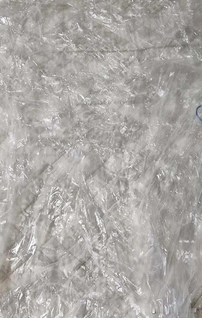 我也半路遇到雨了，正赶上一个超市，呆了大概10分钟雨也不停，老板问要不要一次性雨